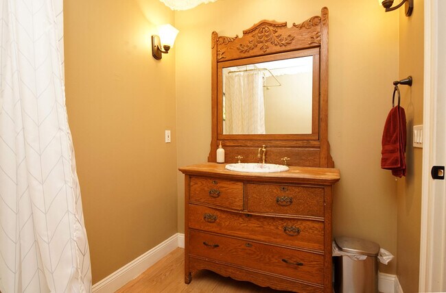 Building Photo - 574 L'Ombre Cir NE