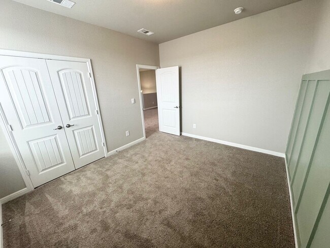 Building Photo - 4 Bed 3.5 Bath Ready To Rent ASAP!
