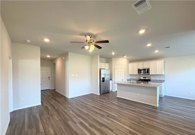 Building Photo - Stunning 3-bedroom 2-bathroom house!