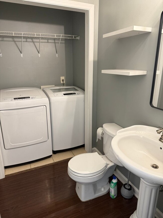 Building Photo - Centrally Located 2 BED/1.5 BATH TOWNHOME ...