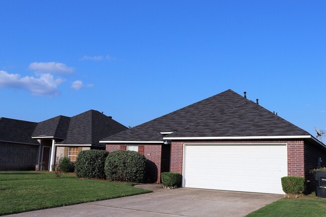 Building Photo - Lovely 3 bedroom 2 bath home for lease in ...
