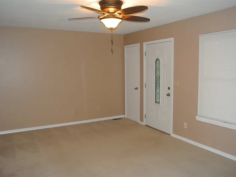 Building Photo - 905 Crestview Ln