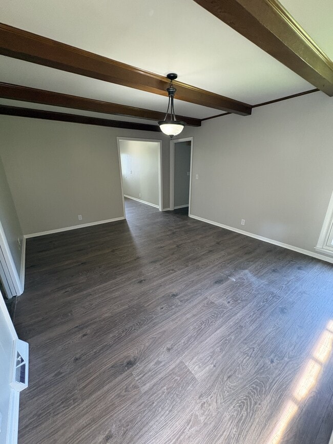 Building Photo - 529 Des Moines Dr