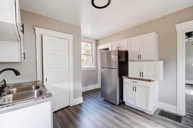 Building Photo - Updated 3 Bed 1 Bath in Price Hill!