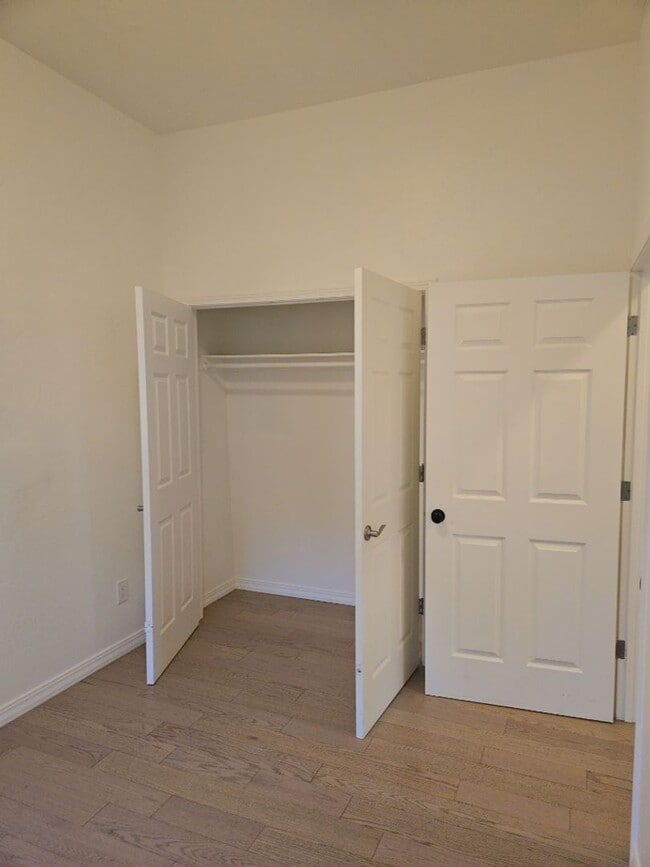 Building Photo - 2 Bedroom, 1 Bathroom Home! Schedule a Showing Soon!