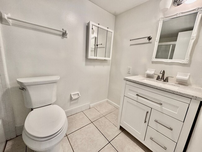 Building Photo - Charming 2 bed/ 2 bath in Royal Palm Villas