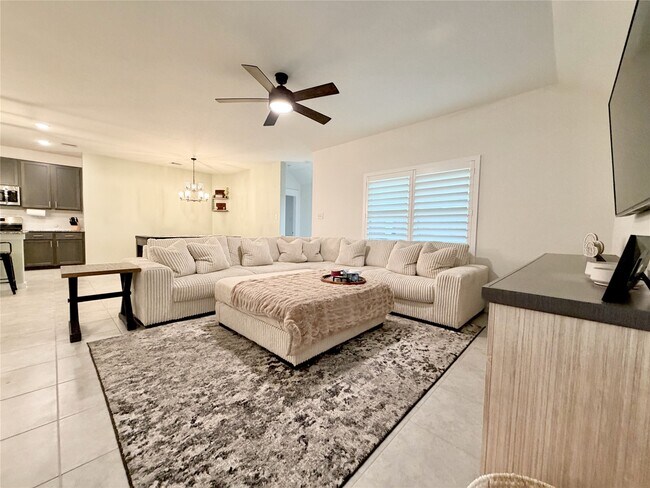 Building Photo - 4724 Peony Grn Dr