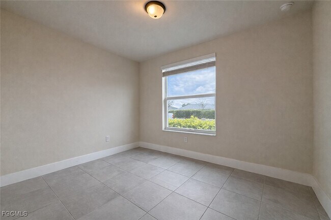 Building Photo - 3325 SW 8th Pl