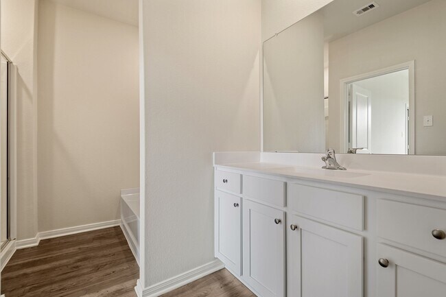 Building Photo - 15870 Berry Hl Dr