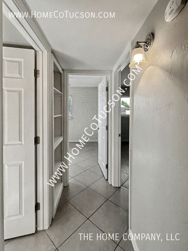 Building Photo - 2404 E Cameron Vista