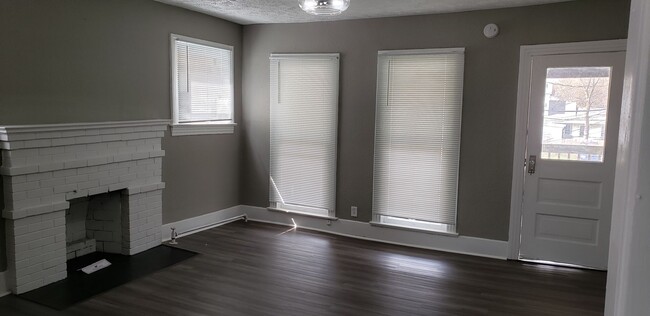 Building Photo - 2 bedroom 1 bath duplex
