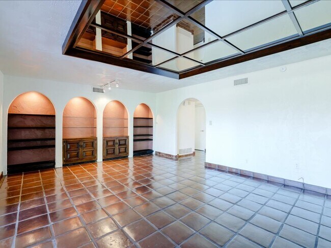 Building Photo - Enjoy stunning Catalina Mountain views fro...