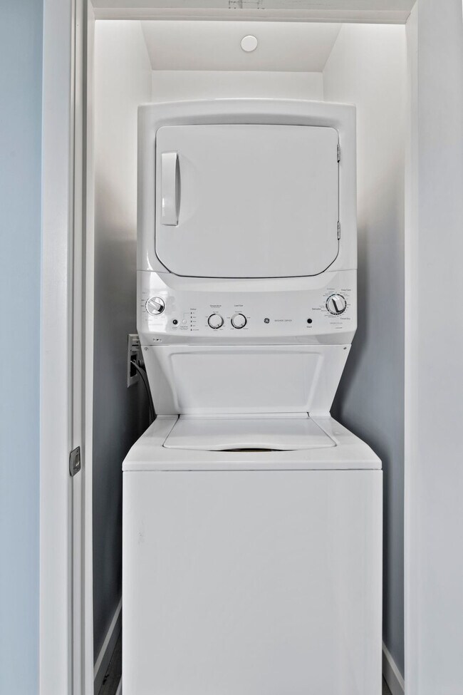 Building Photo - 95 Broadway-SI ID1240351P