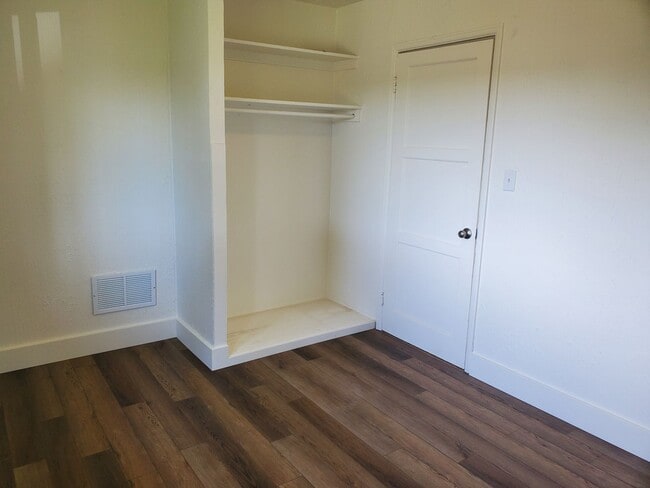 Building Photo - Recently Remolded Duplex