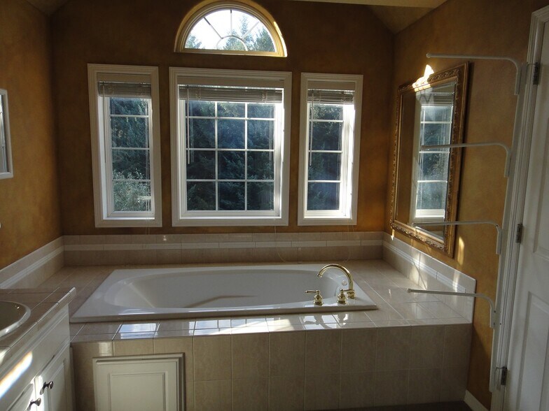 Building Photo - 17083 SW Arbutus Dr