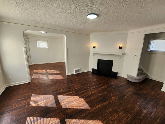 Building Photo - Charming 3-Bedroom Property in Prime Location