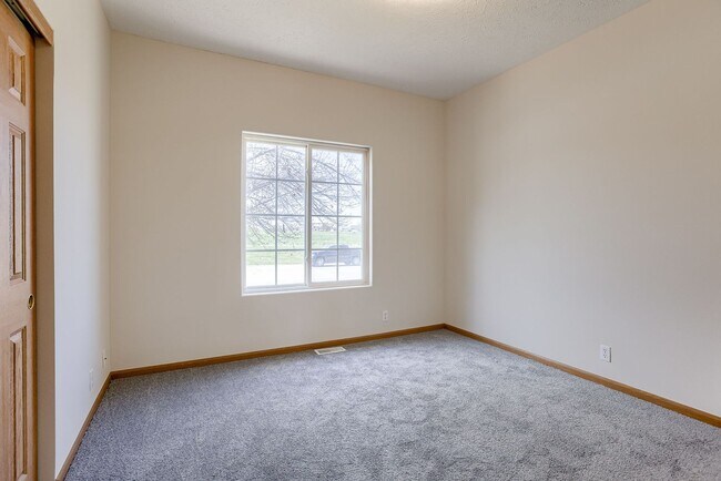 Building Photo - Spacious 3 Bedroom Gem In Southwest Omaha!!