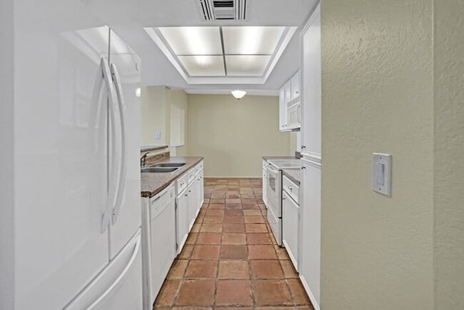 Building Photo - Vaulted Elegance in Old Spanish Trail