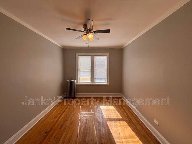 Building Photo - 654 E 81st St