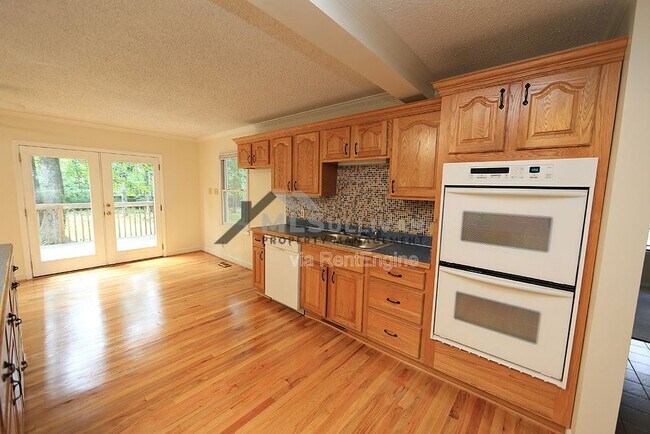 Building Photo - 304 Cheryl Ave