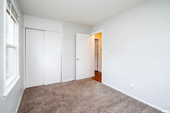 Building Photo - West Cindy Lane