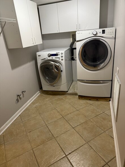 Building Photo - 2727 N Artesian Ave