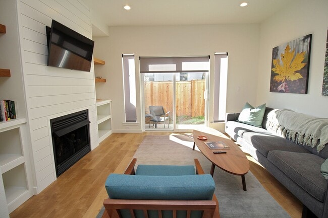 Building Photo - 5723 S Kelly Ave