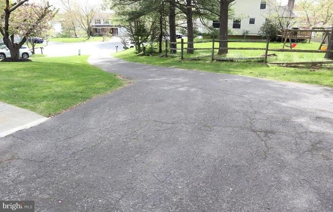 Building Photo - 15826 Anamosa Dr
