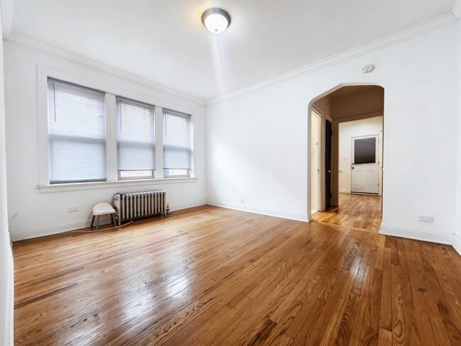 Building Photo - Spacious 2bed/1bath With Vintage Touches and Updated Kitchen