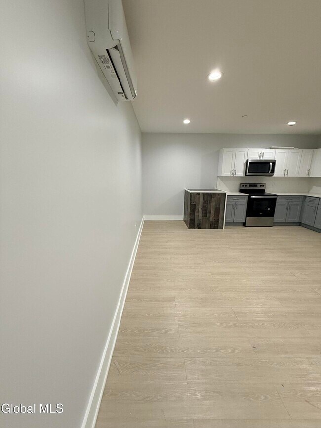 Building Photo - 5 Broadway