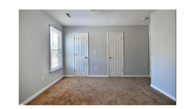 Building Photo - Charming 2-bedroom, 2.5-bathroom townhouse...