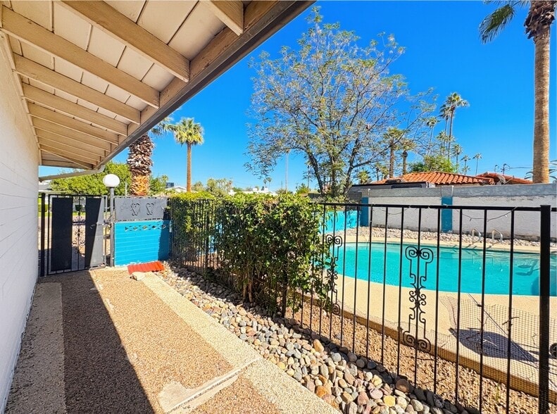 Building Photo - 2715 E Glenrosa Ave