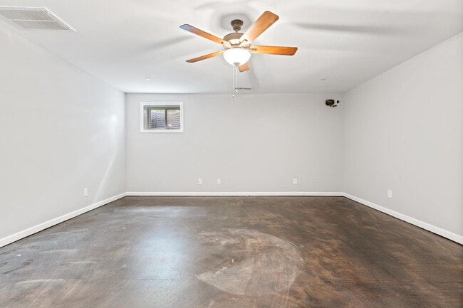 Building Photo - 2645 UNIT B Bell St