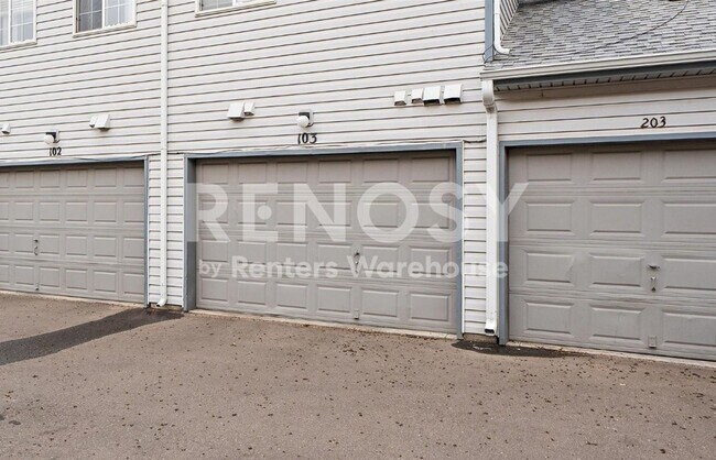 Building Photo - Modern Comfort and a Garage in Prime Aurora Location