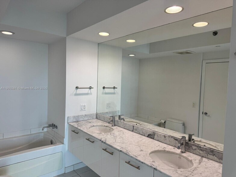 Building Photo - 500 Brickell Ave