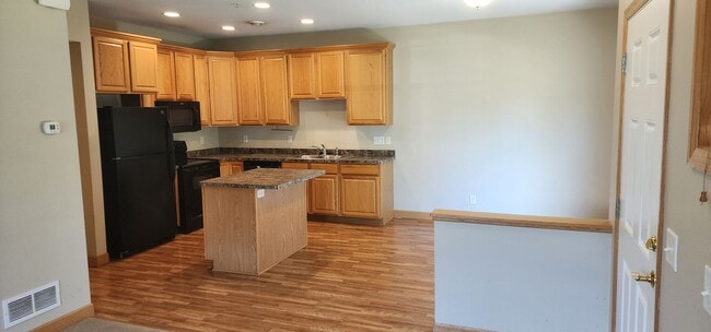 Building Photo - Beautiful 3 bedroom 3 bath End Unit Townhouse