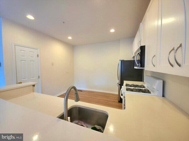 Building Photo - 5310 Birds View Ln