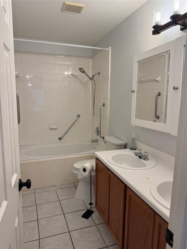 Building Photo - 2125 Kaiser Dr