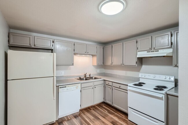 Building Photo - Newly Updated 2 Bedroom Condo- Move in Nov...