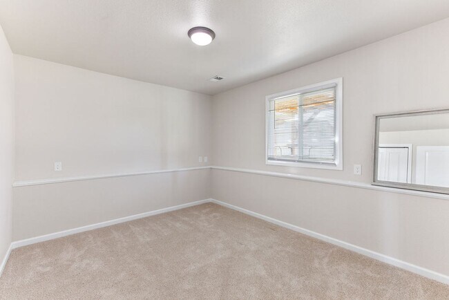 Building Photo - 4 Bedroom 2 Bathroom Large Yard in South West Fort Collins