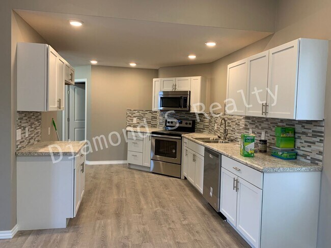 Building Photo - 5 Bedroom Home Located in Ozark!