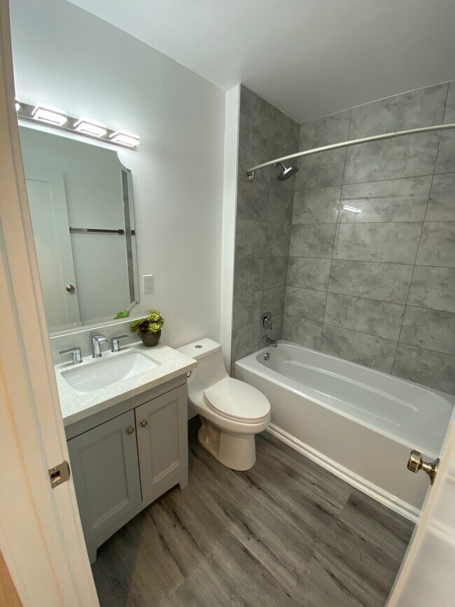 Bathroom - 1707 Barry Ave