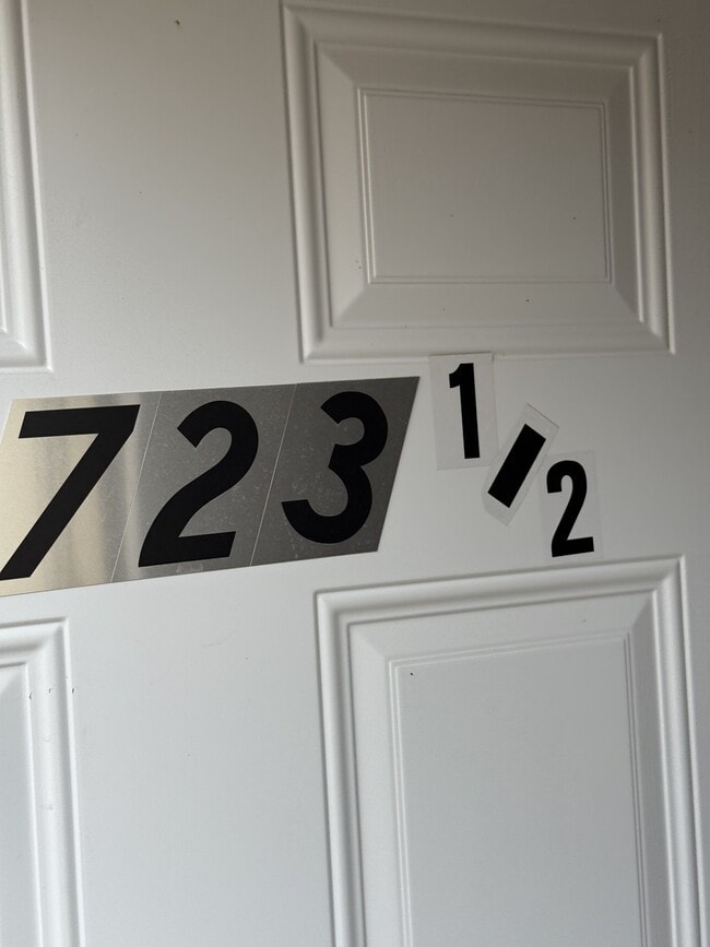 Building Photo - 723 W 1st St