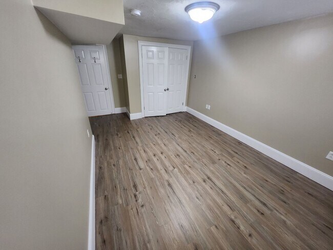 Building Photo - Bi Level Rehabbed 2 Bd 2 Bath With Laundry...