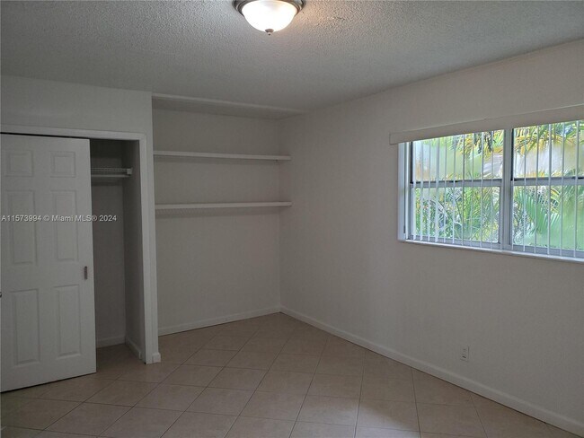 Building Photo - 560 SE 2nd Ave