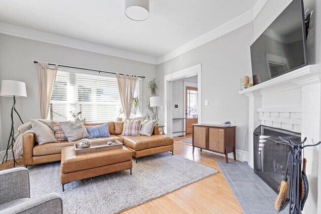 Building Photo - Spacious, historic 3-bdrm/1.5-bath home in...