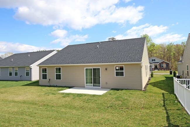 Building Photo - One Level Living With Amenities!