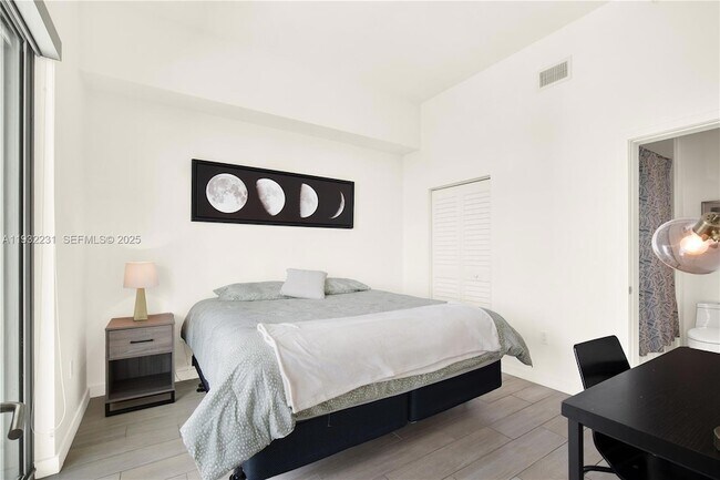 Building Photo - 1600 SW 1st Ave