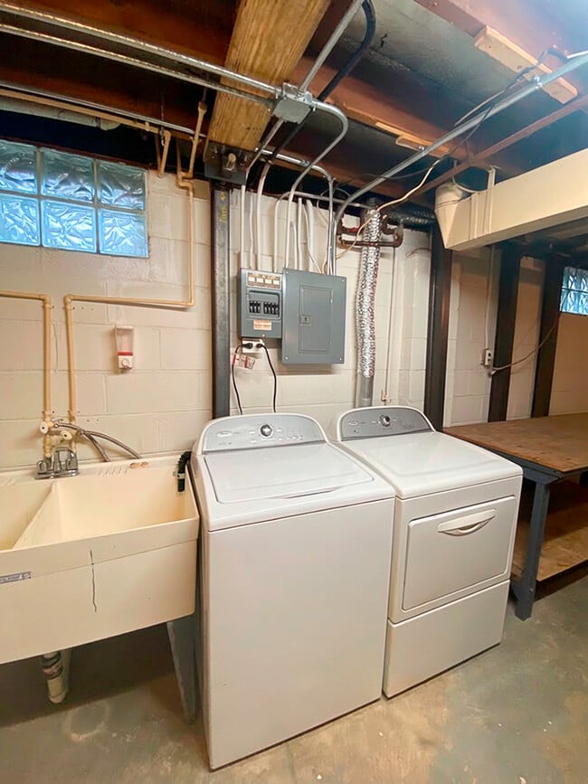 Building Photo - 205 Hickory Ave