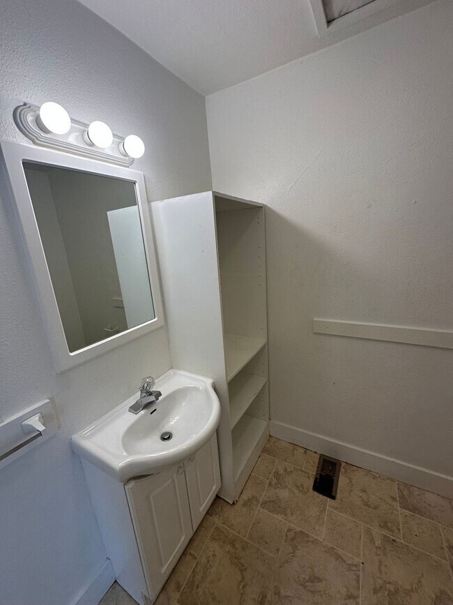 Building Photo - 4 Bedroom Large Home Available, close to UNC